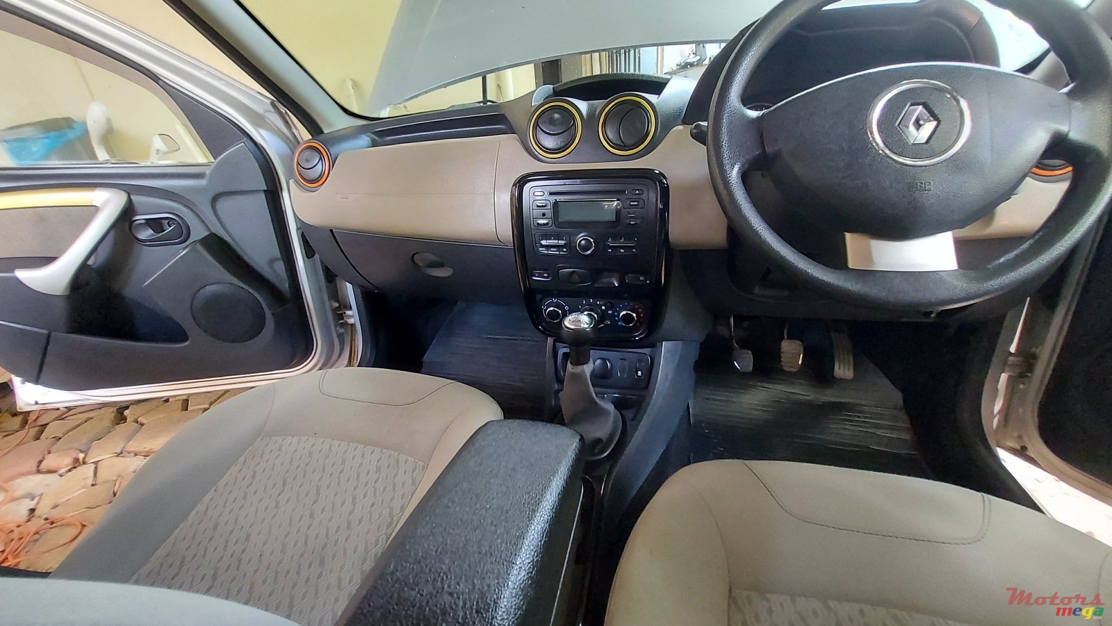 2014' Renault Duster Suv photo #4