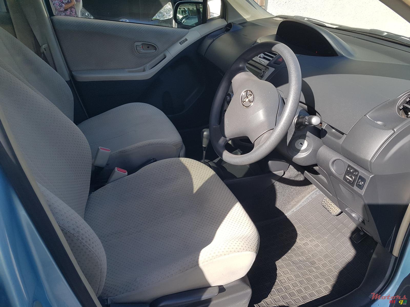 2006' Toyota Vitz photo #3