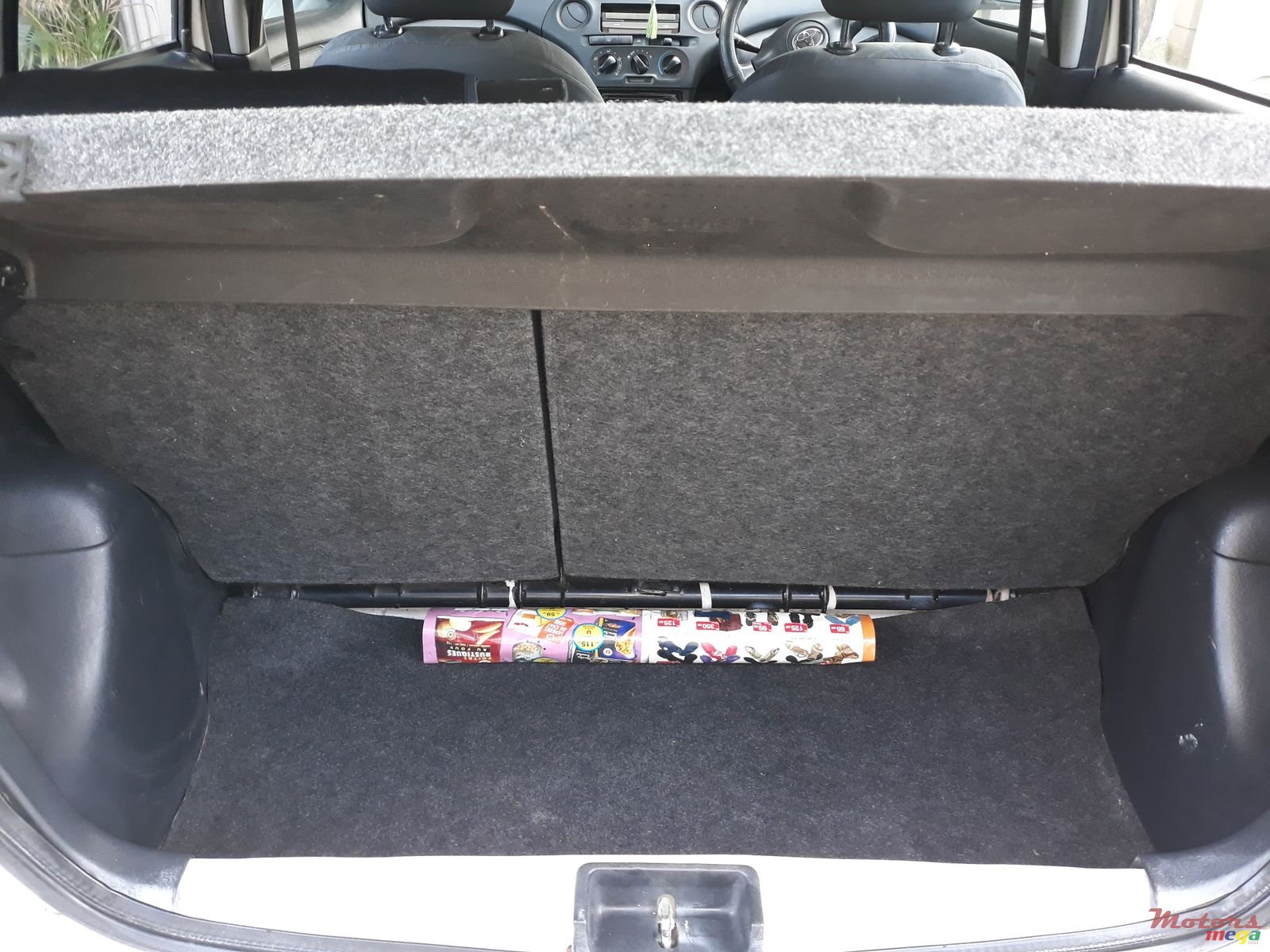 2004' Toyota Vitz photo #4