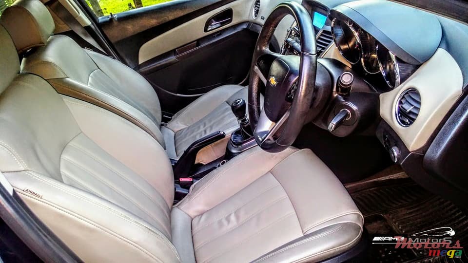 2011' Chevrolet Cruze LT photo #5