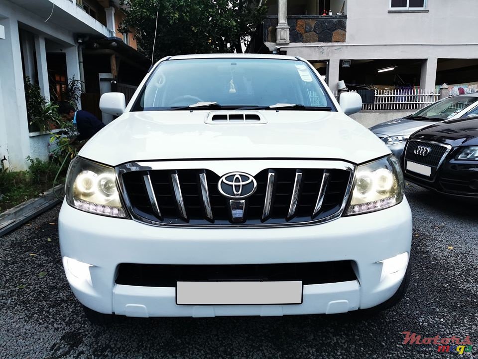 2006' Toyota Hilux photo #1