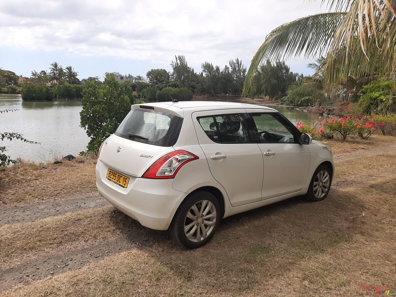 2015' Suzuki Swift Hatchback photo #2