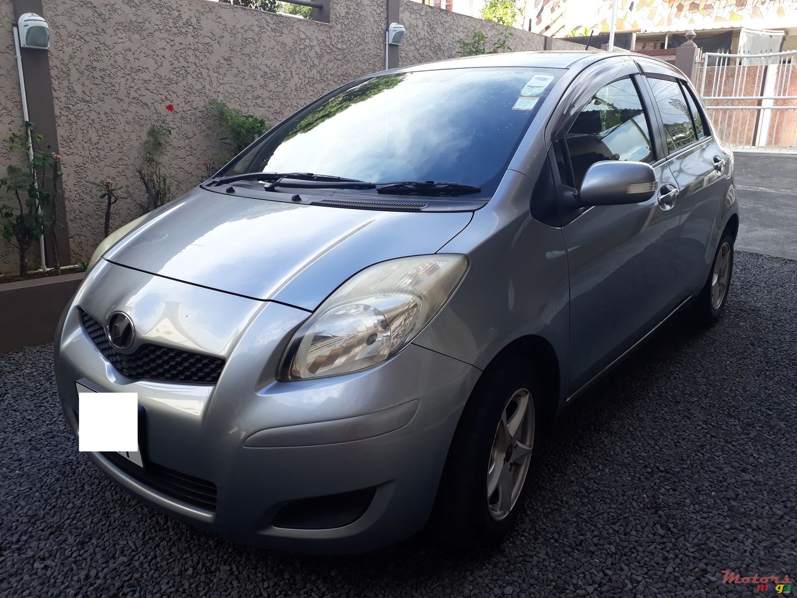 2009' Toyota Vitz photo #3