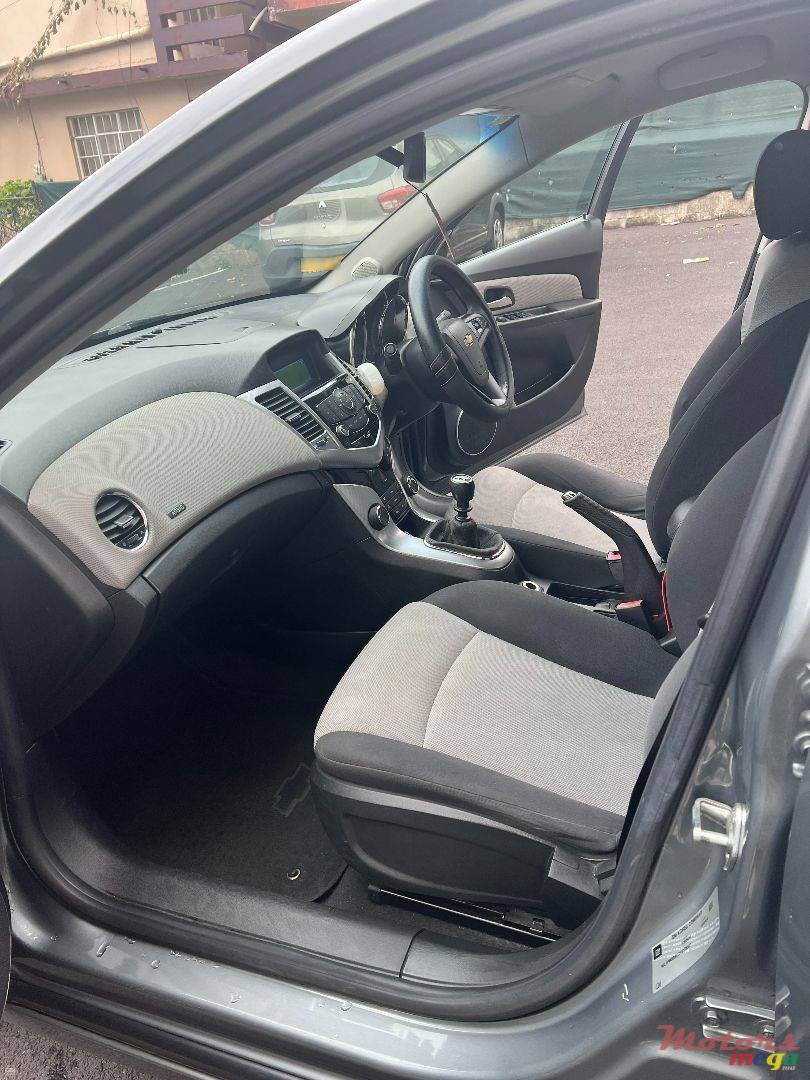 2011' Chevrolet Cruze LT photo #1