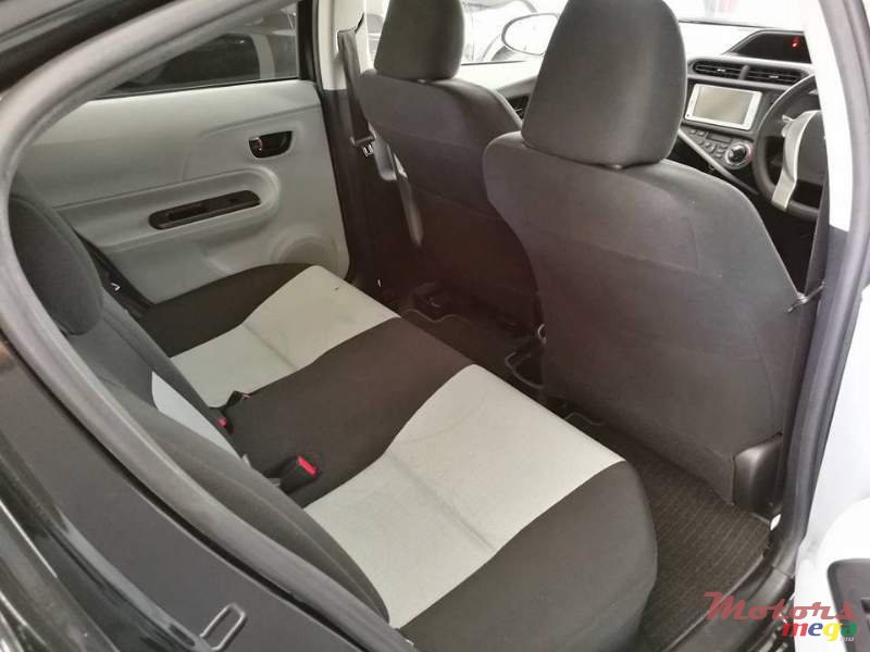 2013' Toyota Prius c photo #4