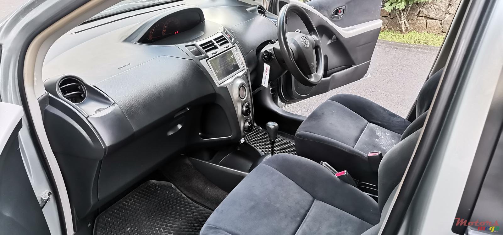 2010' Toyota Vitz photo #3