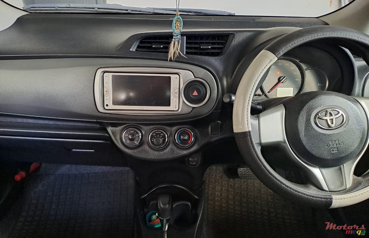 2013' Toyota Vitz photo #4