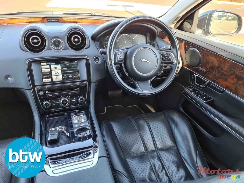 2015' Jaguar XJ photo #6