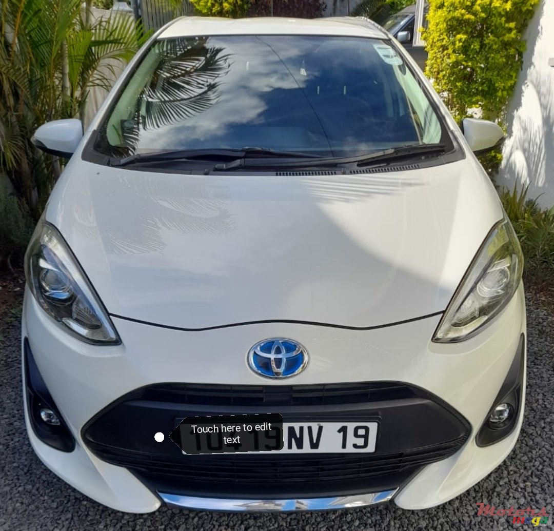 2019' Toyota Prius c photo #1