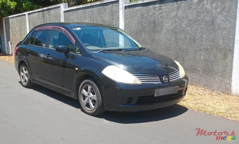 2005' Nissan Tiida photo #1
