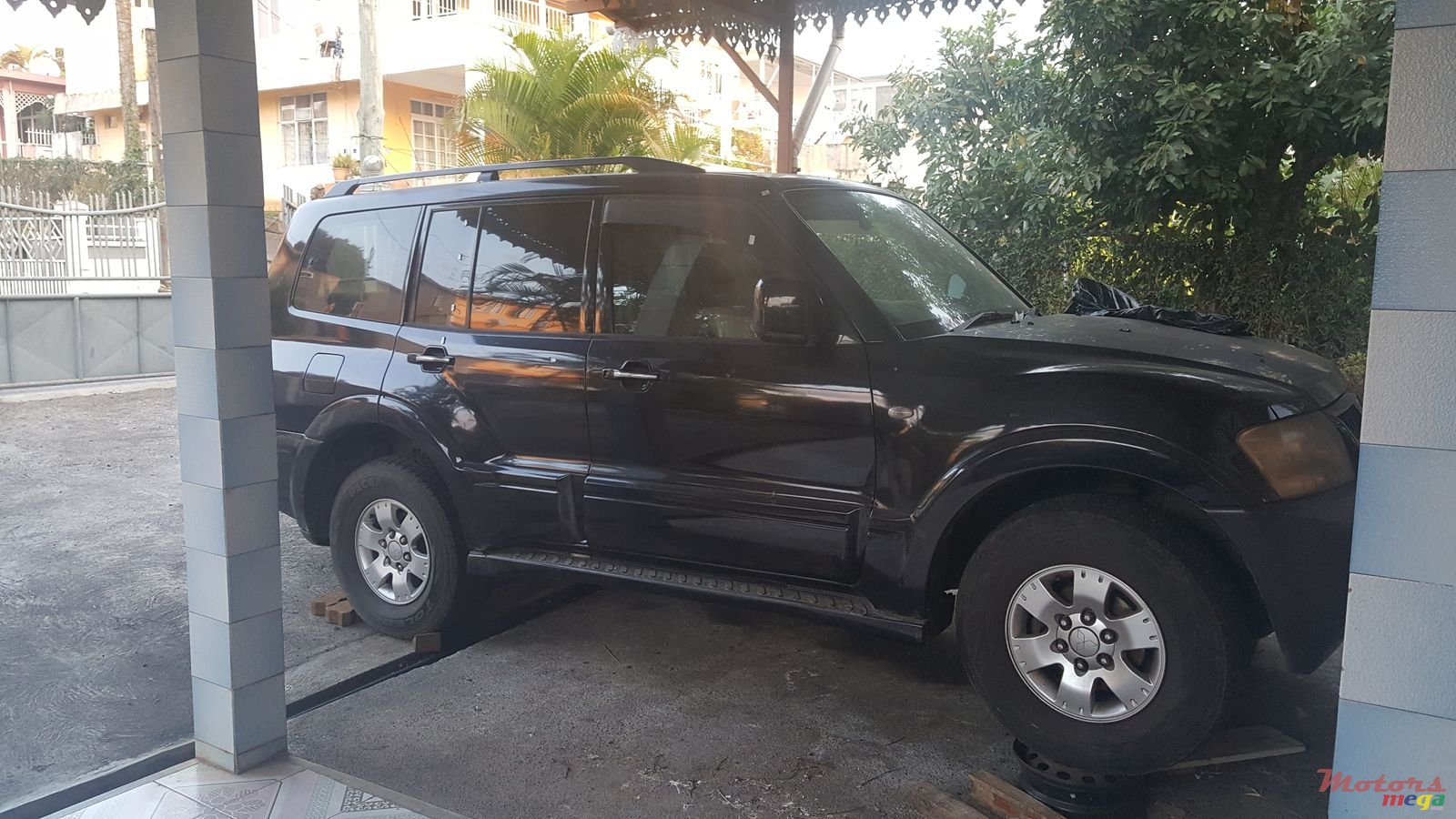 2005' Mitsubishi Montero Sport photo #2