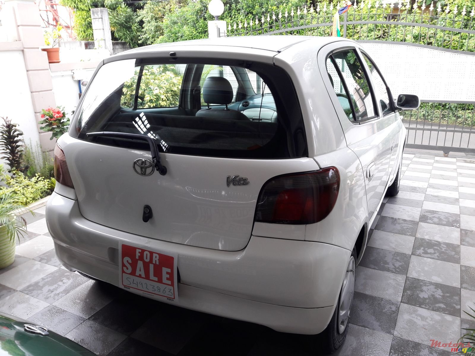 2001' Toyota Vitz photo #5