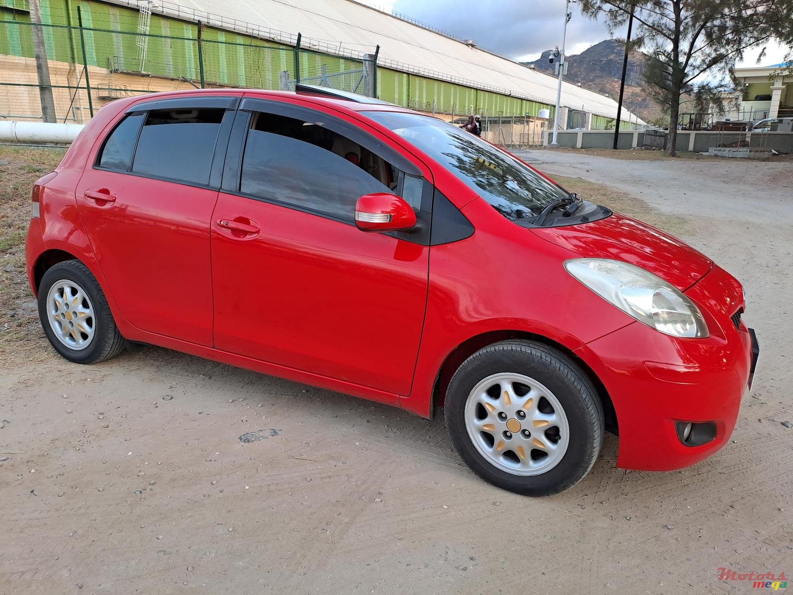 2008' Toyota Vitz photo #6