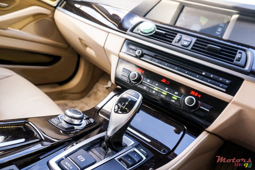 2011' BMW 523 photo #3