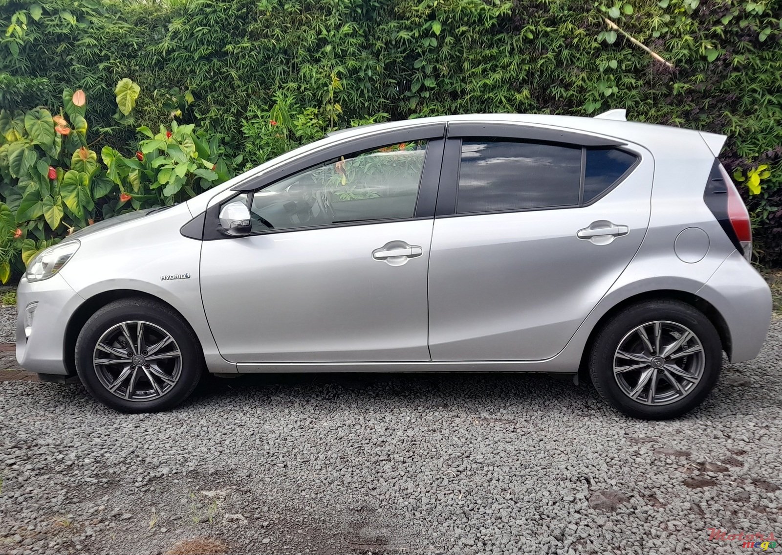 2016' Toyota Aqua photo #2