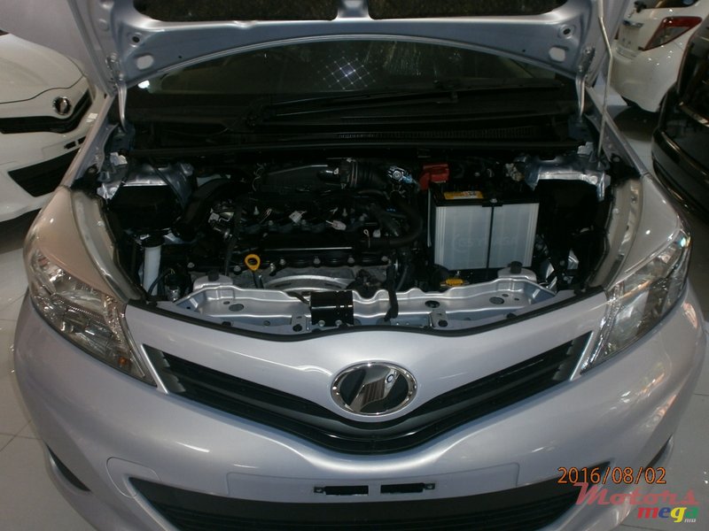 2012' Toyota Vitz photo #7