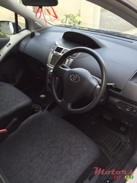 2009' Toyota Vitz photo #3