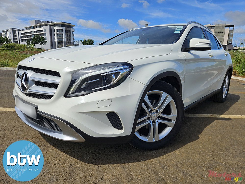 2015' Mercedes-Benz GLA 200 SPORT photo #2