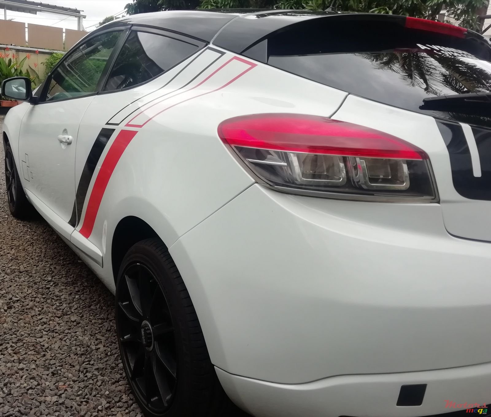 2011' Renault Megane photo #3