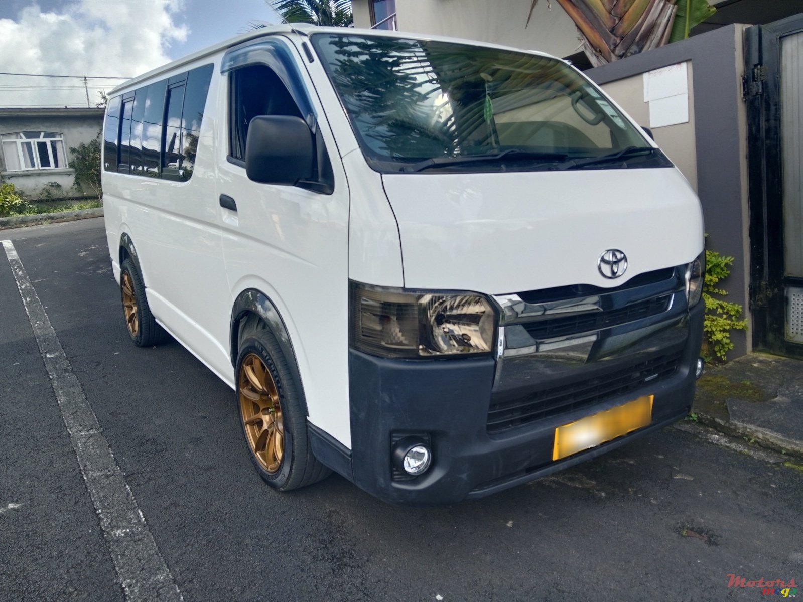 2010' Toyota Hiace photo #1
