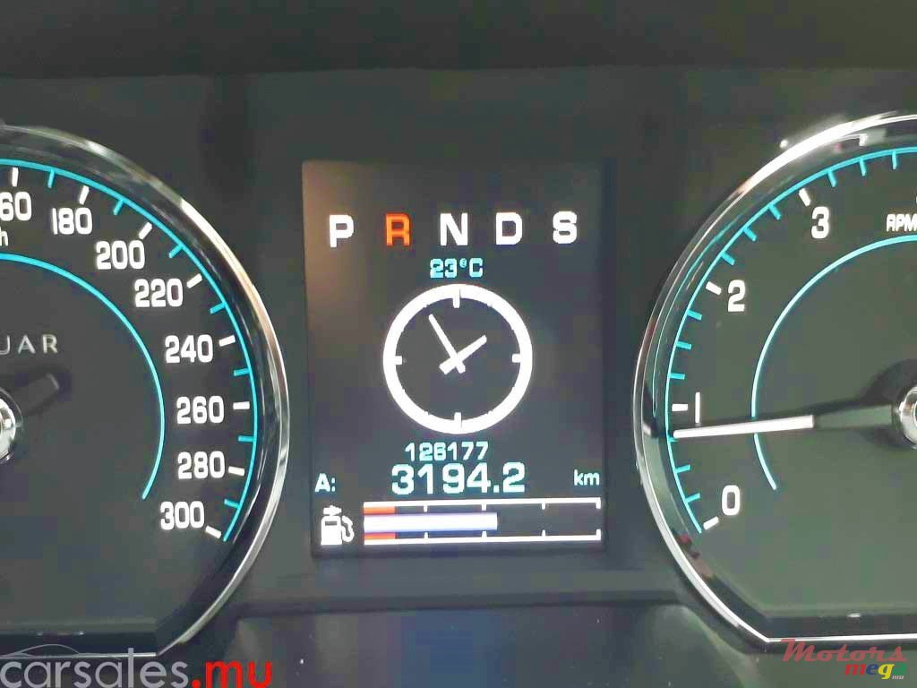 2013' Jaguar XF photo #7