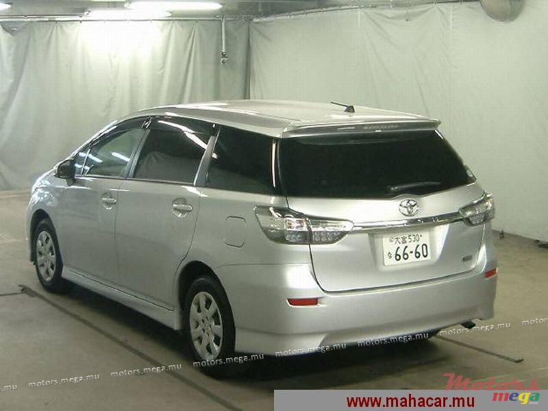 2012' Toyota Wish photo #2