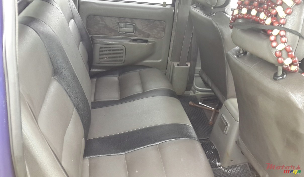 2002' Isuzu 280 photo #6