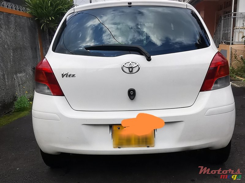 2008' Toyota Vitz photo #2