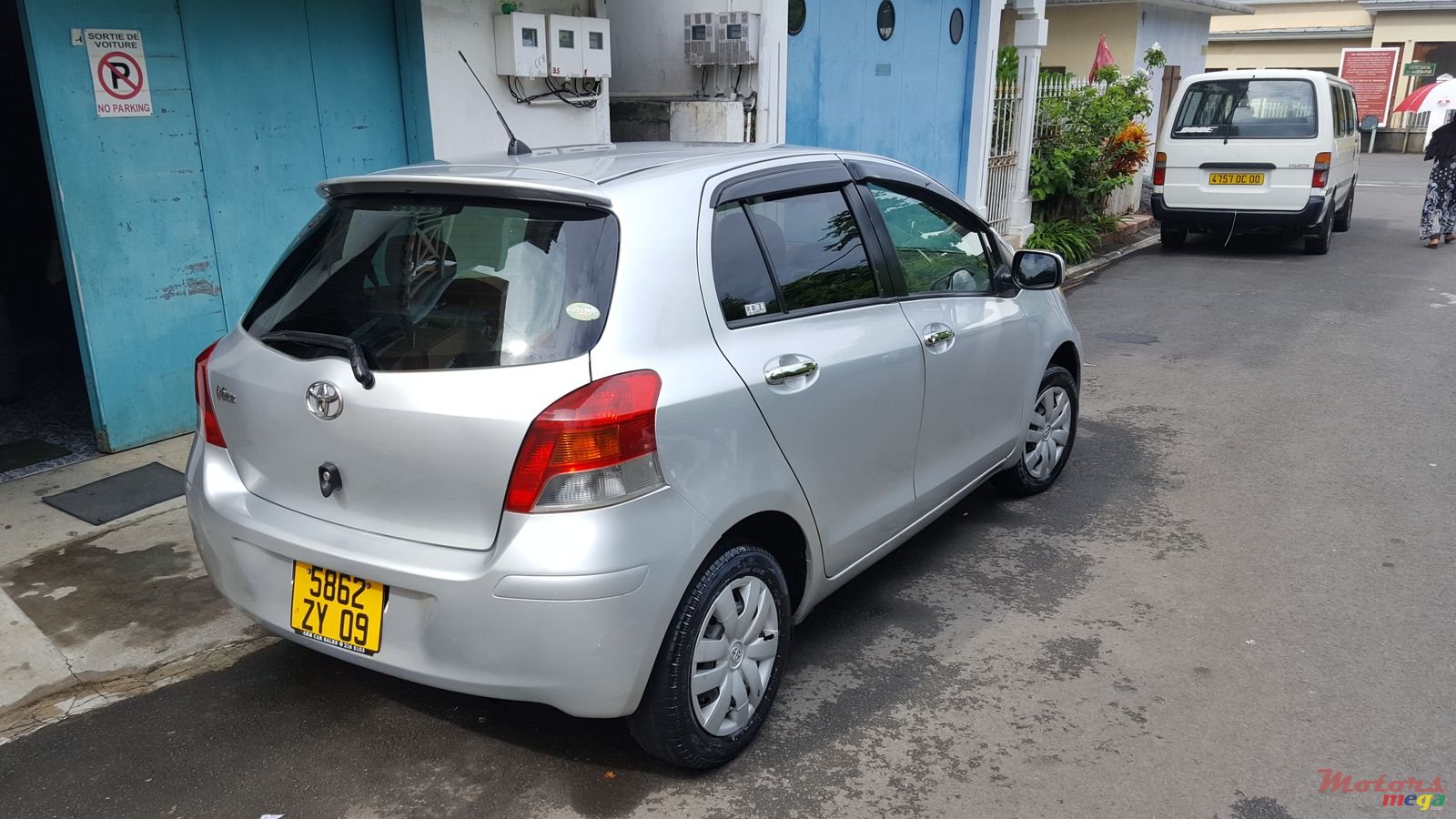2009' Toyota Vitz photo #1
