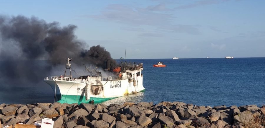 Incendie sur le Ruey Chien Tsai 112 : Inquiétudes autour des 65 tonnes de carburant à bord du navire