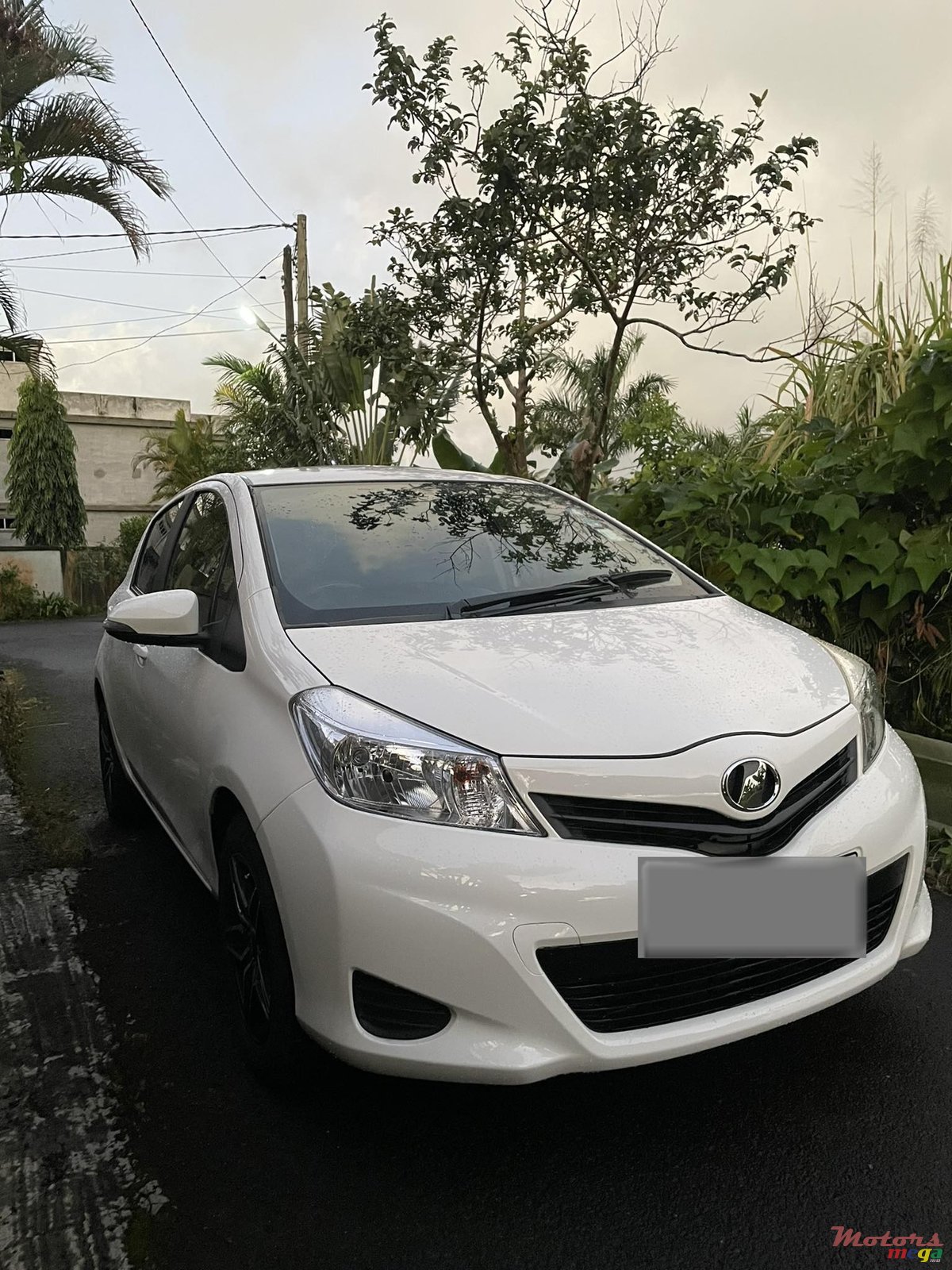 2012' Toyota Vitz photo #2