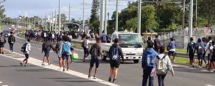 Avenue Sivananda – Imprudence : Des collégiens se mettent en danger et traversent l’autoroute pour rejoindre le métro