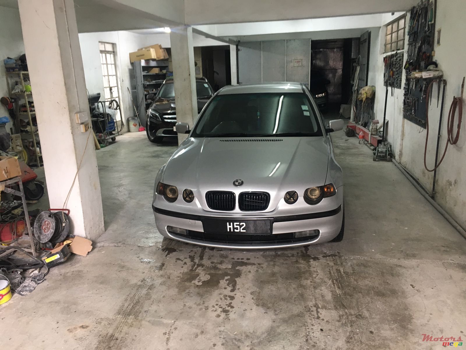 2003' BMW 3 Series Compact photo #1