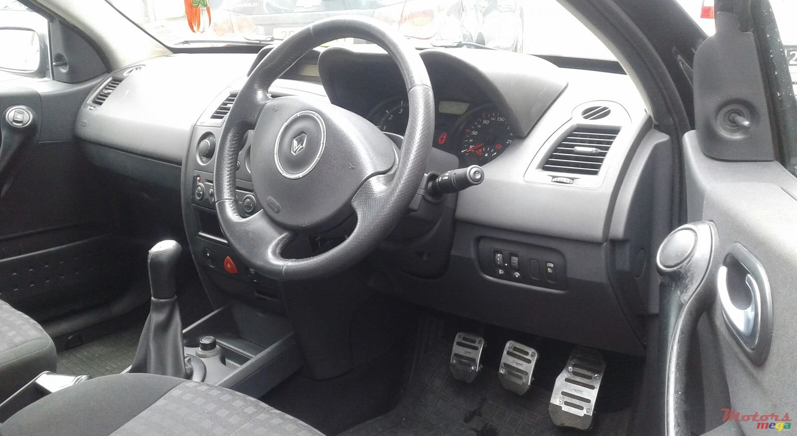 2008' Renault Megane photo #3