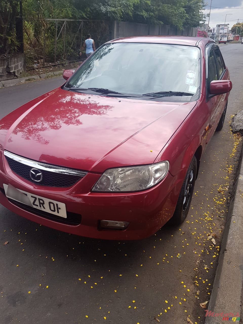 2001' Mazda 323 photo #1