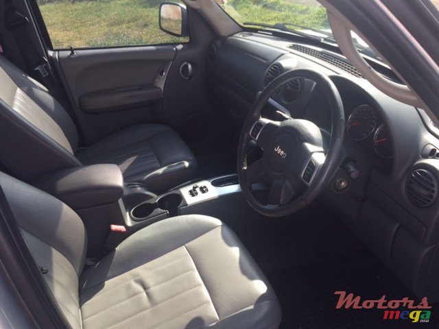 2007' Jeep Liberty photo #3