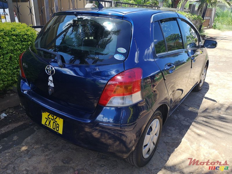 2008' Toyota Vitz photo #3