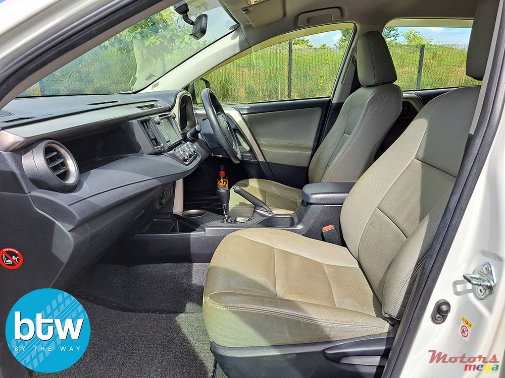 2015' Toyota RAV4 photo #5