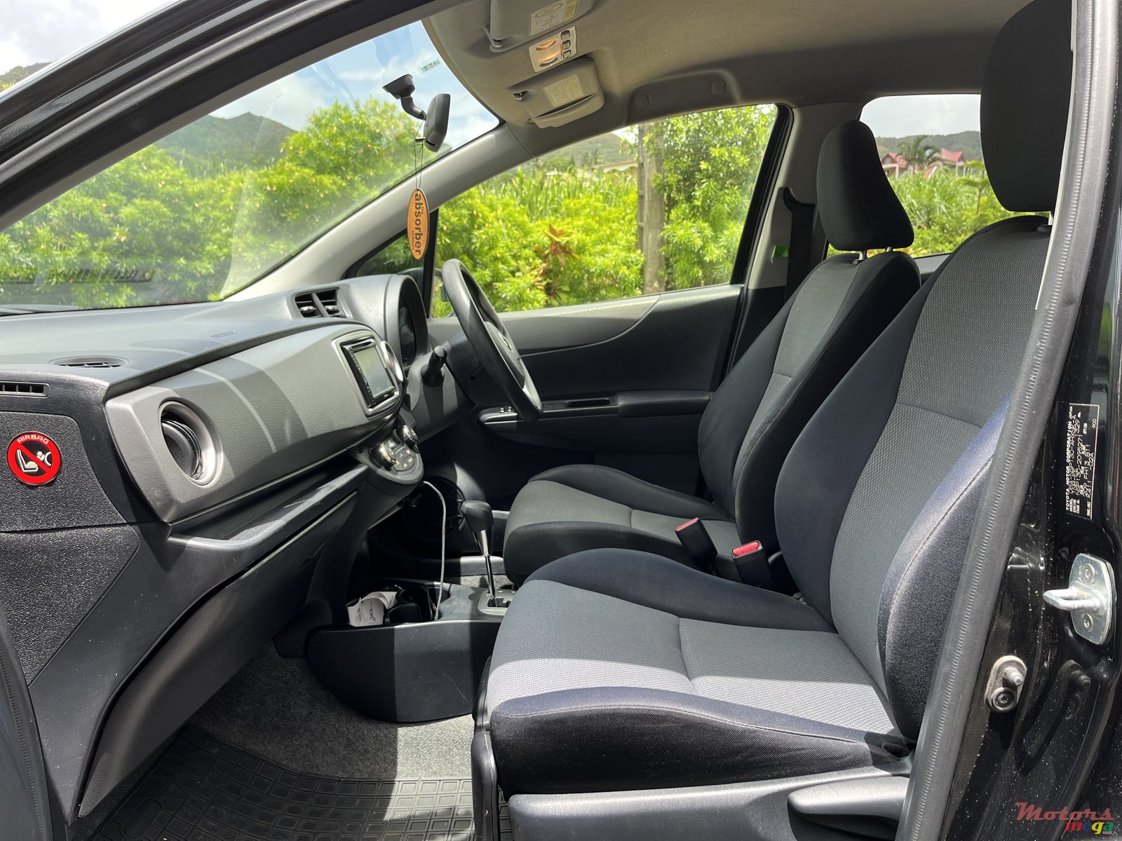 2012' Toyota Vitz photo #5