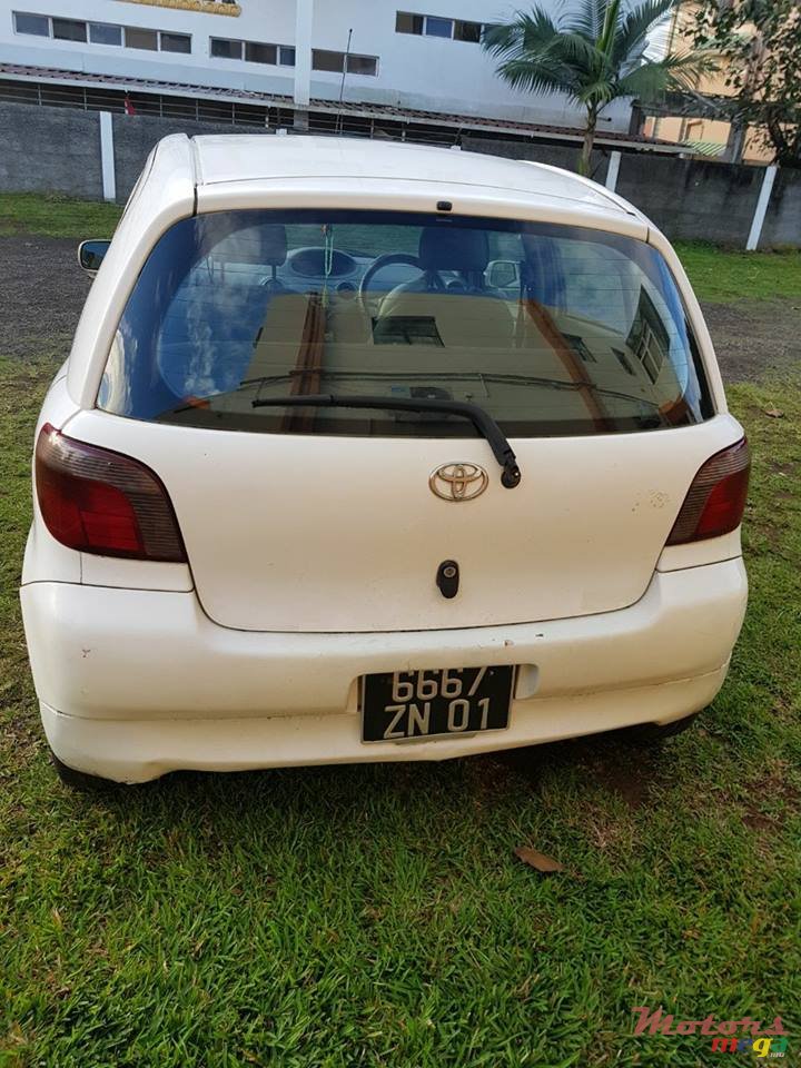 2001' Toyota Vitz photo #2