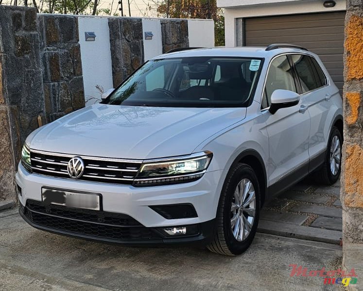 2019' Volkswagen Tiguan photo #1