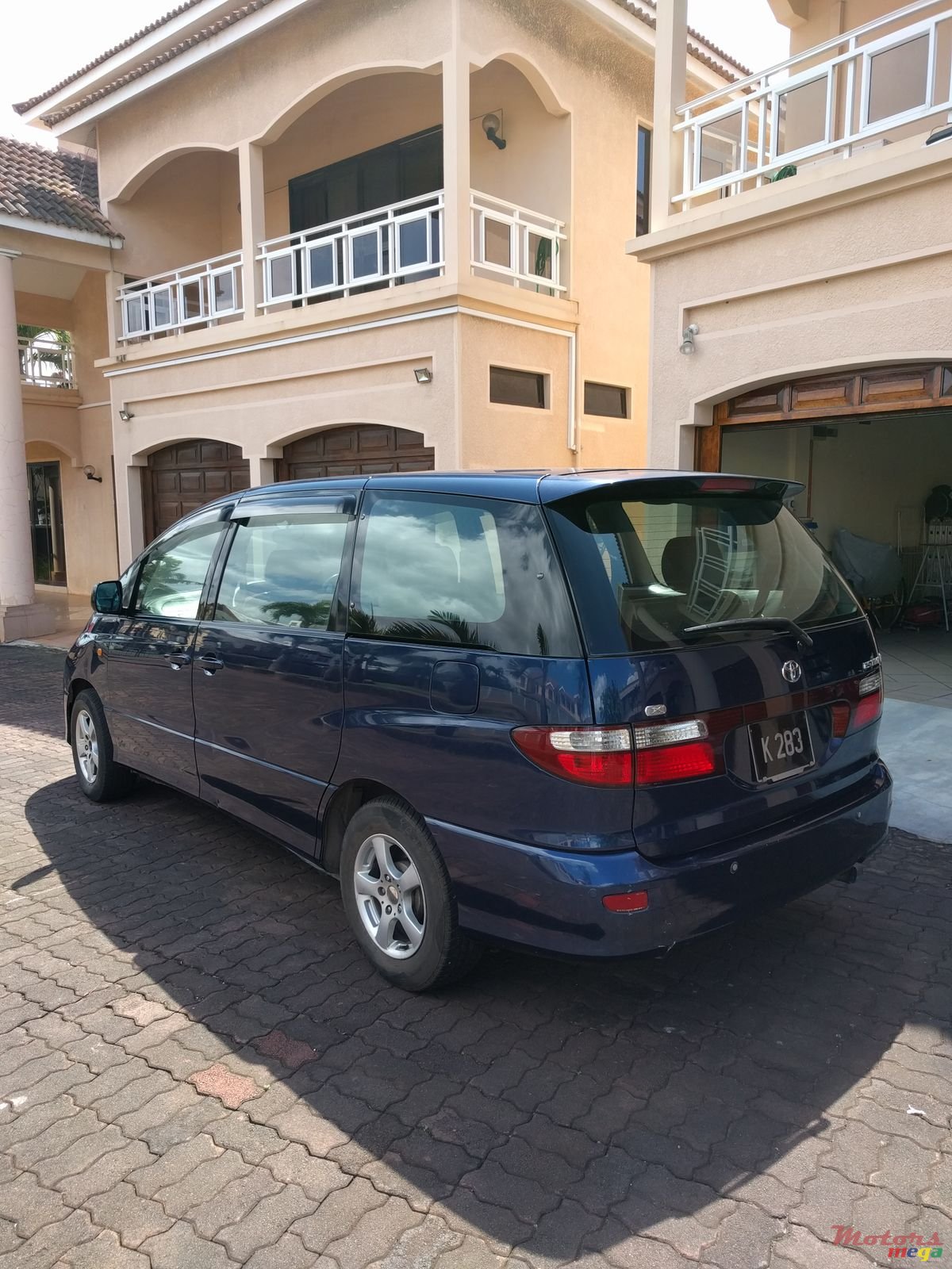 2002' Toyota Estima photo #1