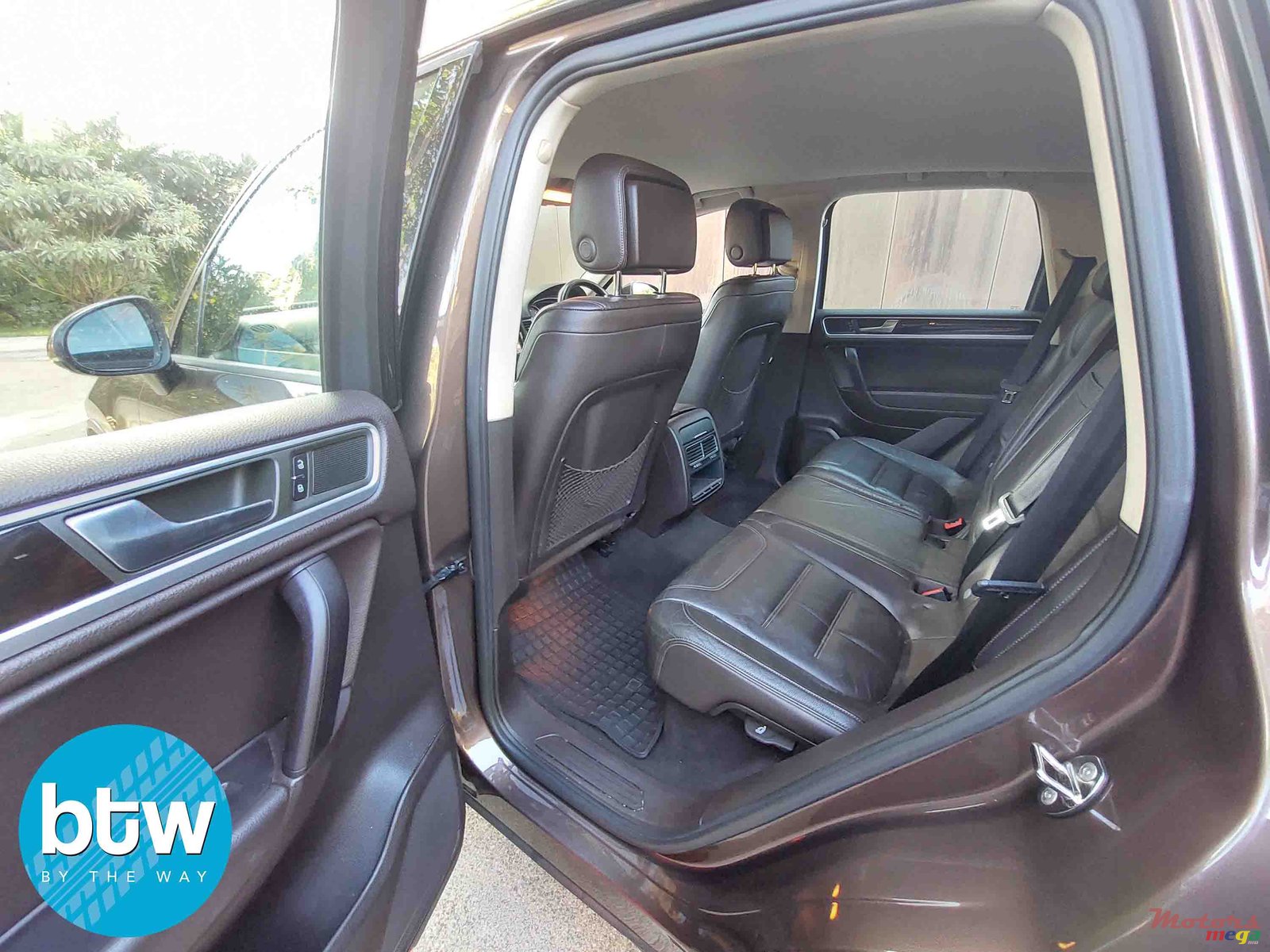 2014' Volkswagen Touareg photo #5