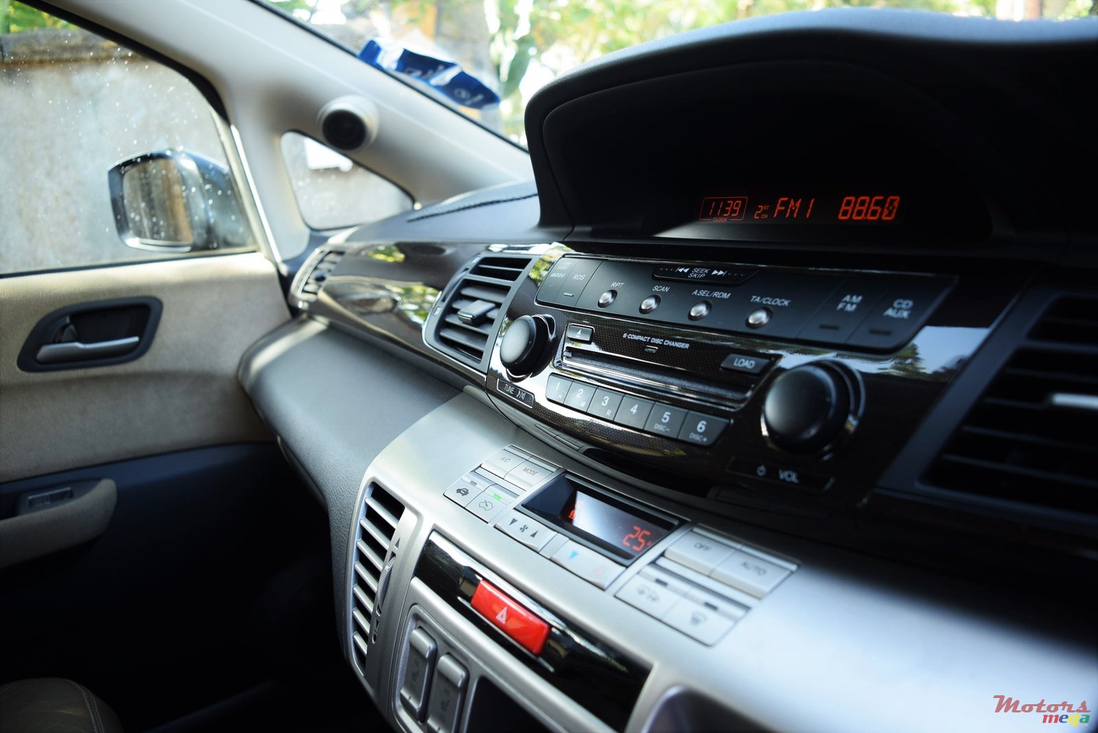 2009' Honda FR-V i-VTEC photo #5