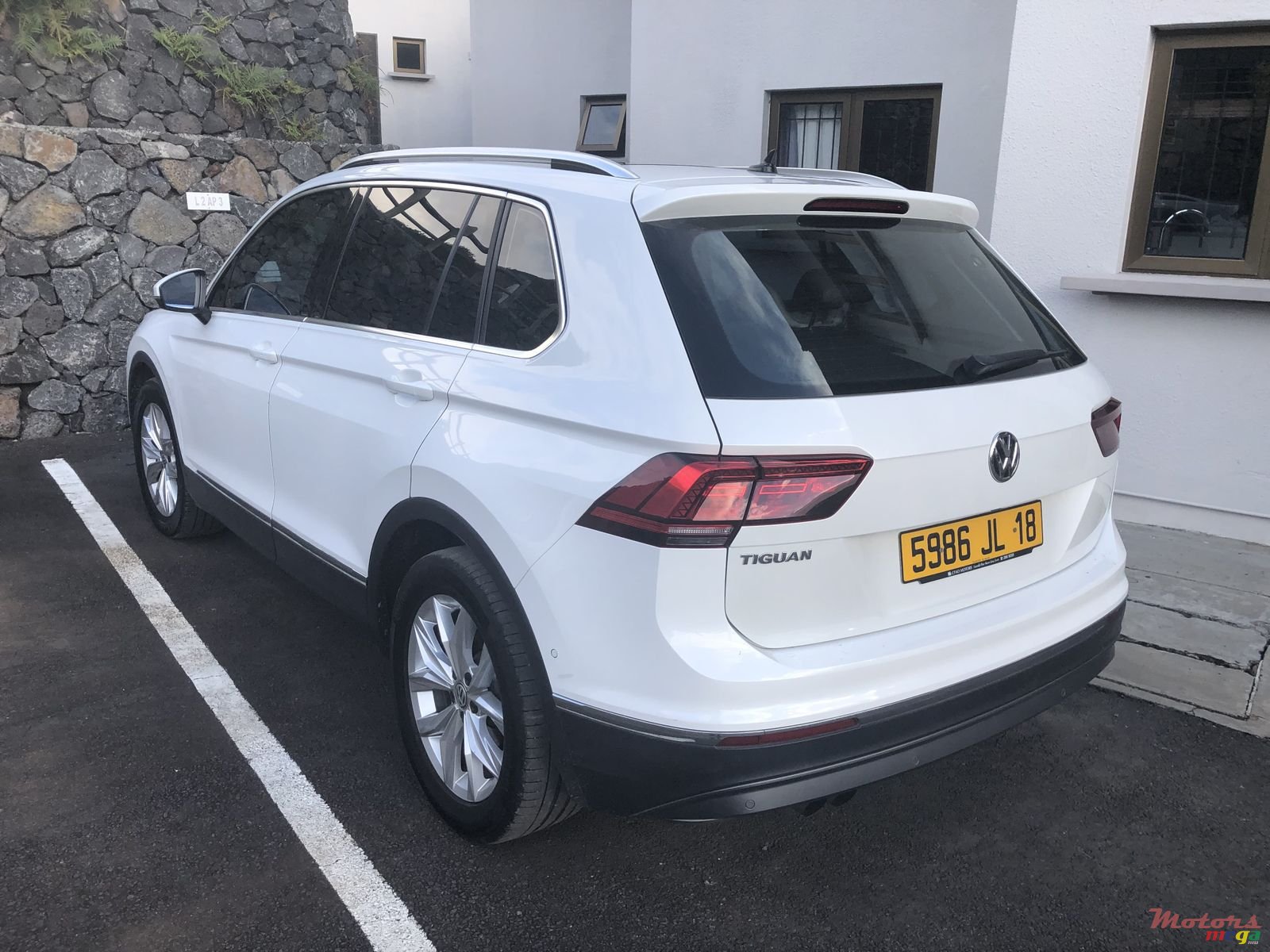 2018' Volkswagen Tiguan highline photo #1