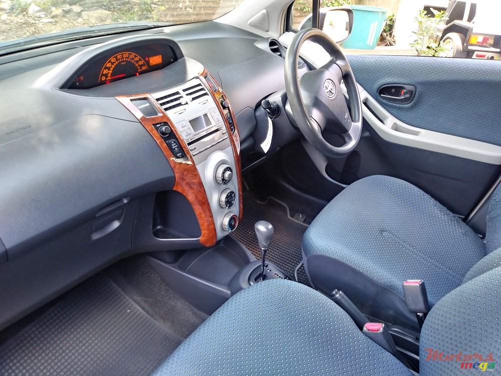 2005' Toyota Vitz photo #5