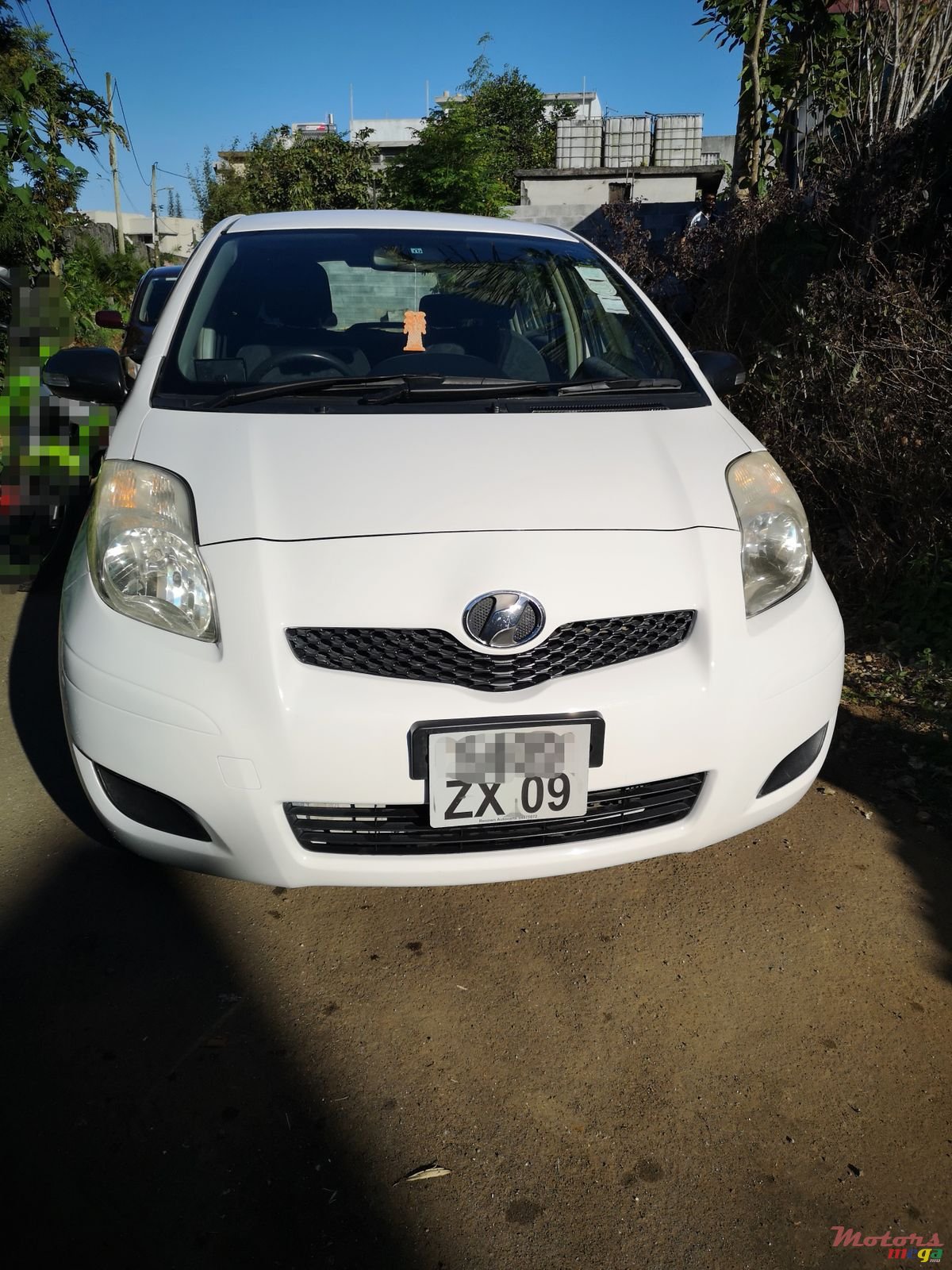 2009' Toyota Vitz photo #3