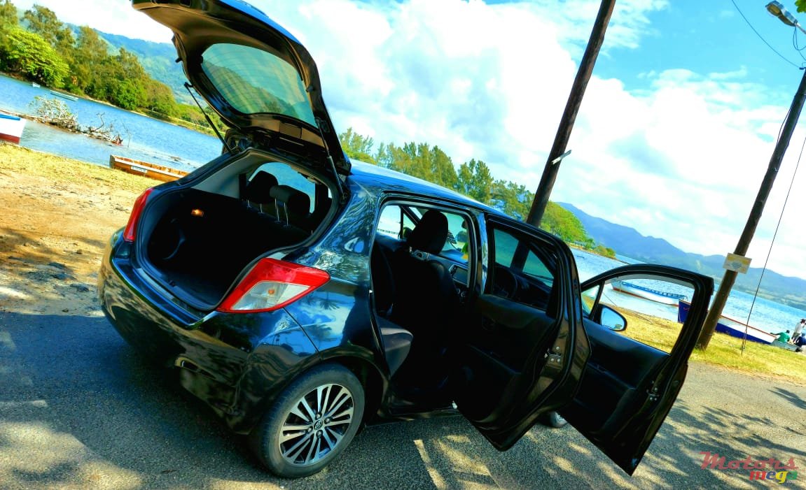 2013' Toyota Vitz photo #6