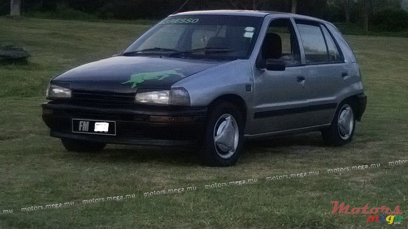 1992' Daihatsu Charade photo #1