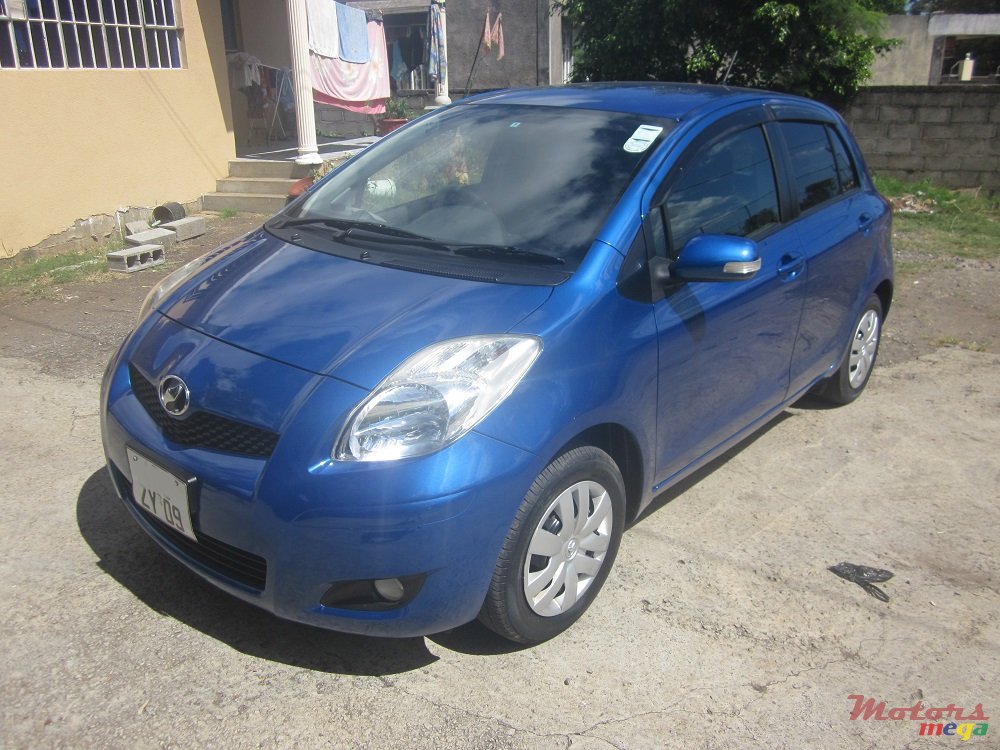 2009' Toyota VITZ photo #1